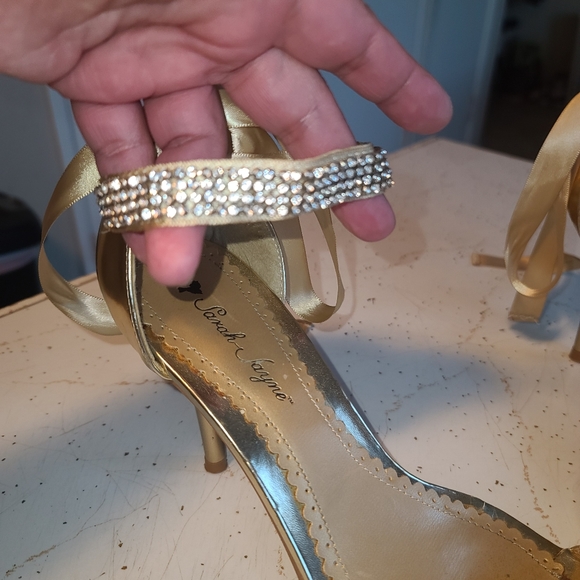 Gold wrap wrounp ankle size 9 pumps. - Picture 4 of 13